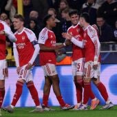 El Arsenal gana al Brujas y se mantiene líder invicto