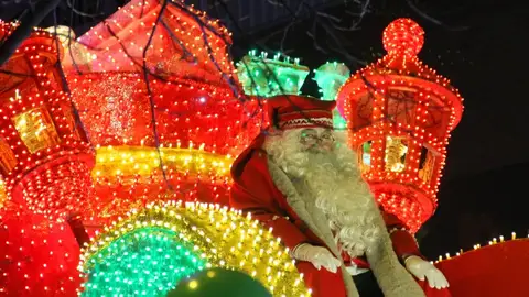 Fiona y la bruja Elphaba se suman a la Cabalgaza de Papá Noel este domingo 14 de diciembre .