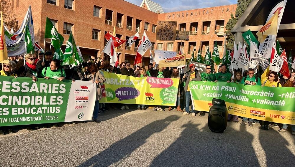 Protesta frente a la Consellería de Educación en València 