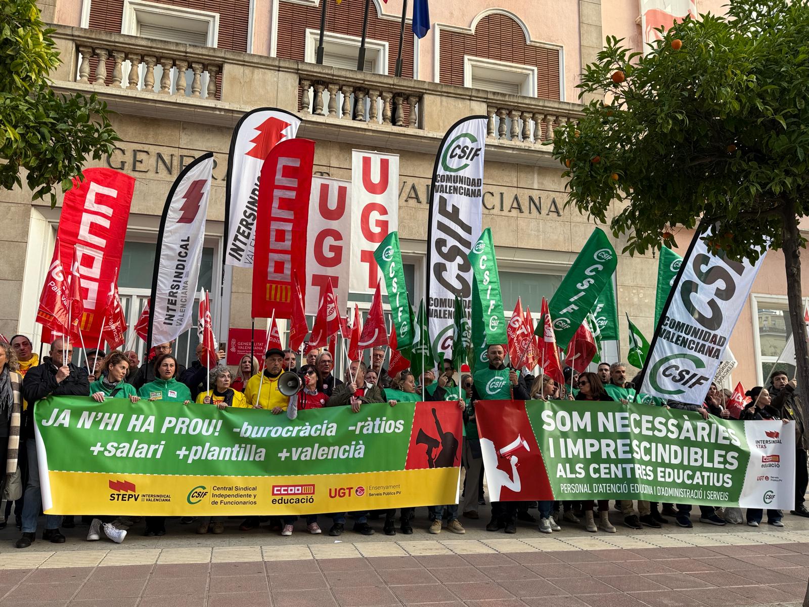 Sindicatos de la educación pública se movilizan en toda la Comunitat Valenciana por más inversión y menos recortes Sindicatos de la educación pública se movilizan en toda la Comunitat Valenciana por más inversión y menos recortes