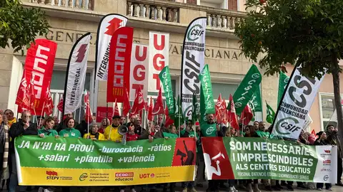 Protesta frente a la delegación territorial de Educación en Castellón Protesta frente a la delegación territorial de Educación en Castellón