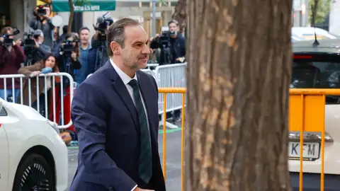 La UCO concluye que Ábalos necesitó la coordinación con Industria y Transición Ecológica para conceder la licencia a Villafuel La UCO concluye que Ábalos necesitó la coordinación con Industria y Transición Ecológica para conceder la licencia a Villafuel