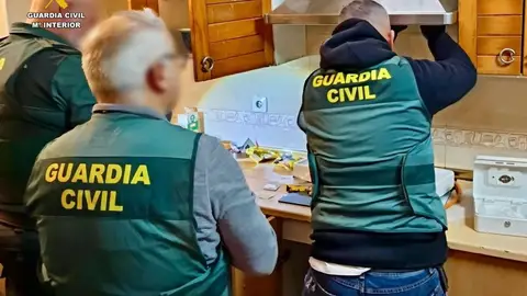 La Guardia Civil desmantela un punto de venta de droga en Hervás y detiene a una mujer La Guardia Civil desmantela un punto de venta de droga en Hervás y detiene a una mujer