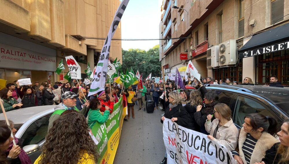 Protesta frente a la delegación territorial de Educación en Alacant 