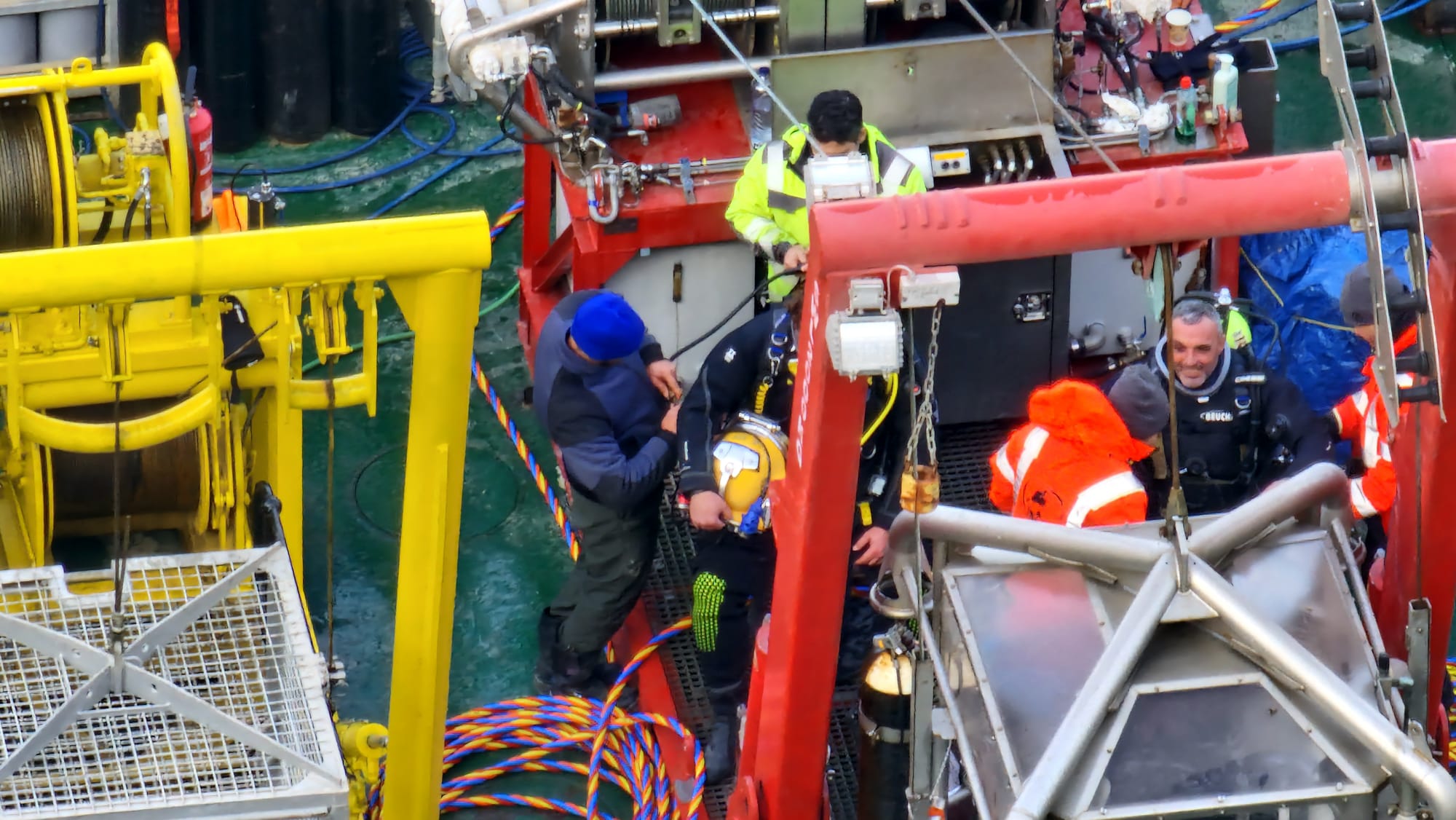 Un grupo de 6 buzos trabaja en los desagües de fondo de la presa de El Grado Un grupo de 6 buzos trabaja en los desagües de fondo de la presa de El Grado
