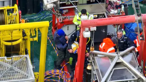 Un grupo de 6 buzos trabaja en los desagües de fondo de la presa de El Grado Un grupo de 6 buzos trabaja en los desagües de fondo de la presa de El Grado