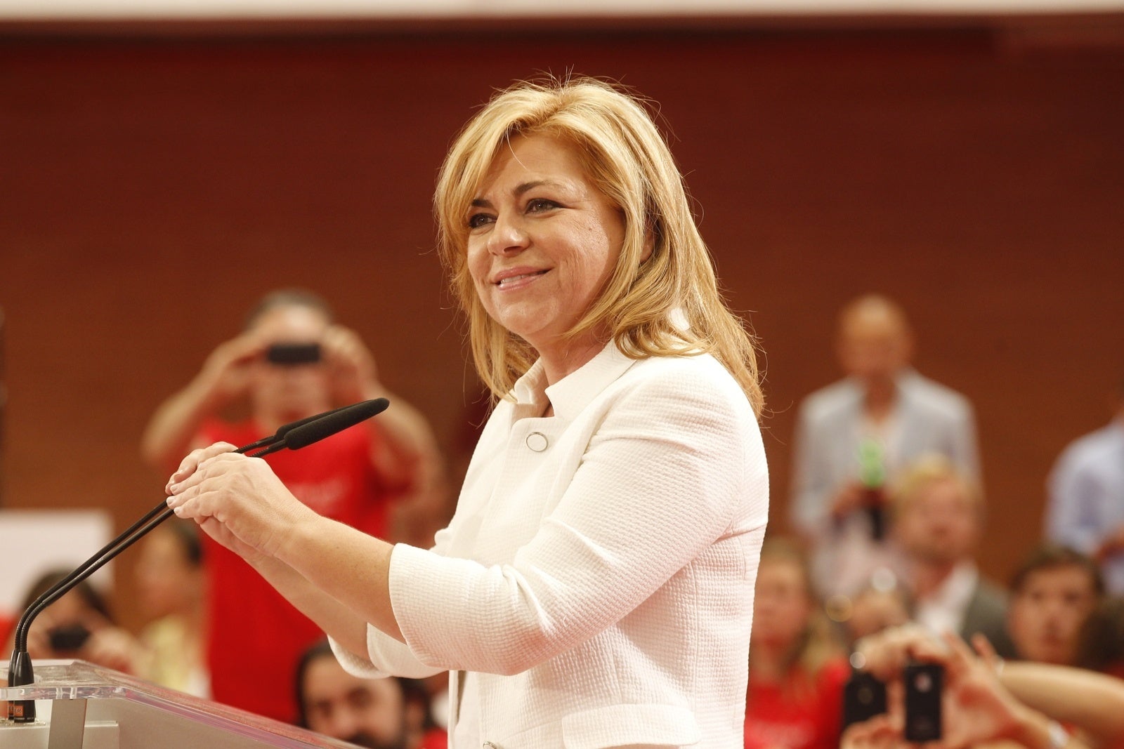 Elena Valenciano critica el silencio de los hombres del PSOE ante los casos de acoso: "Si no se hace nada, cómo van a denunciar las mujeres" Elena Valenciano critica el silencio de los hombres del PSOE ante los casos de acoso: "Si no se hace nada, cómo van a denunciar las mujeres"