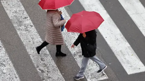 Varias personas se protegen de la lluvia en un día de lluvia en València. Varias personas se protegen de la lluvia en un día de lluvia en València.