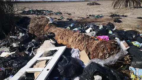 Basura acumulada en el entorno del espacio natural protegido Los Carrizales de Elche. Basura acumulada en el entorno del espacio natural protegido Los Carrizales de Elche.