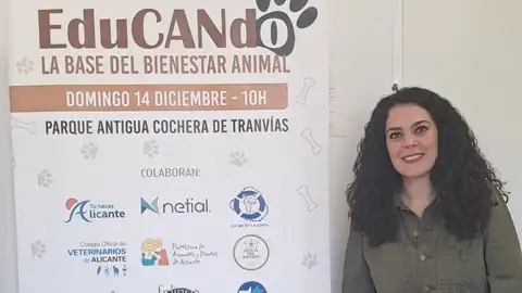 La concejala junto al cartel La concejala junto al cartel