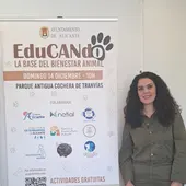 La concejala junto al cartel La concejala junto al cartel