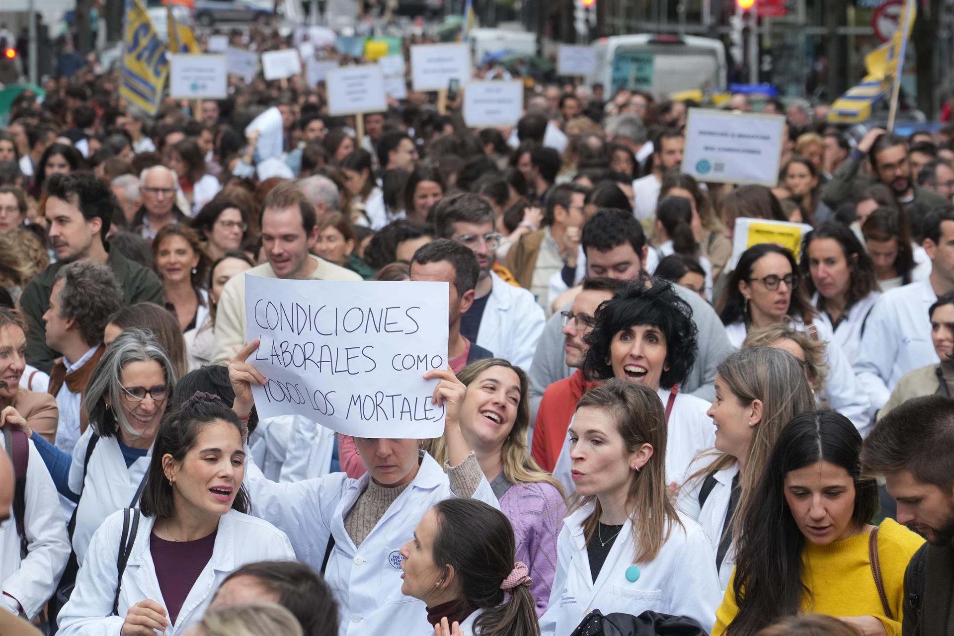 Sindicato Médico Euskadi califica de "rotundo éxito" los paros y no descarta una huelga indefinida si no hay avances Sindicato Médico Euskadi califica de "rotundo éxito" los paros y no descarta una huelga indefinida si no hay avances