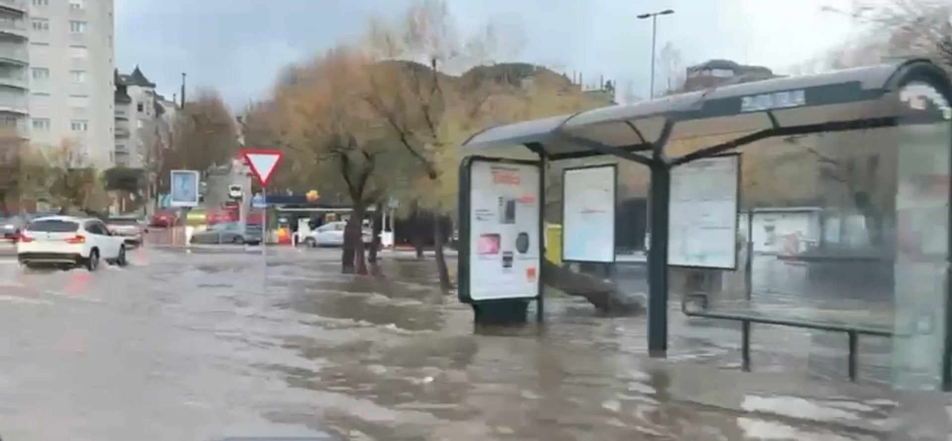 Una tromba de agua en Santander inunda la Plaza Italia o la turbo rotonda de Valdecilla Una tromba de agua en Santander inunda la Plaza Italia o la turbo rotonda de Valdecilla