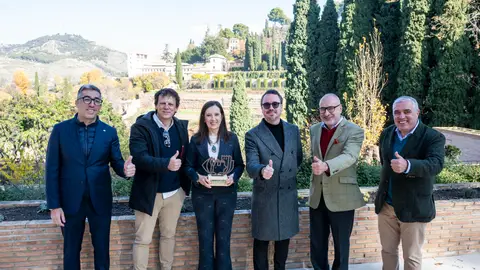 Carmen Mirador de Aixa y el Parador de Turismo de Granada reciben sus placas y trofeos que los acreditan como los Miradores de la Alhambra 2025 Carmen Mirador de Aixa y el Parador de Turismo de Granada reciben sus placas y trofeos que los acreditan como los Miradores de la Alhambra 2025