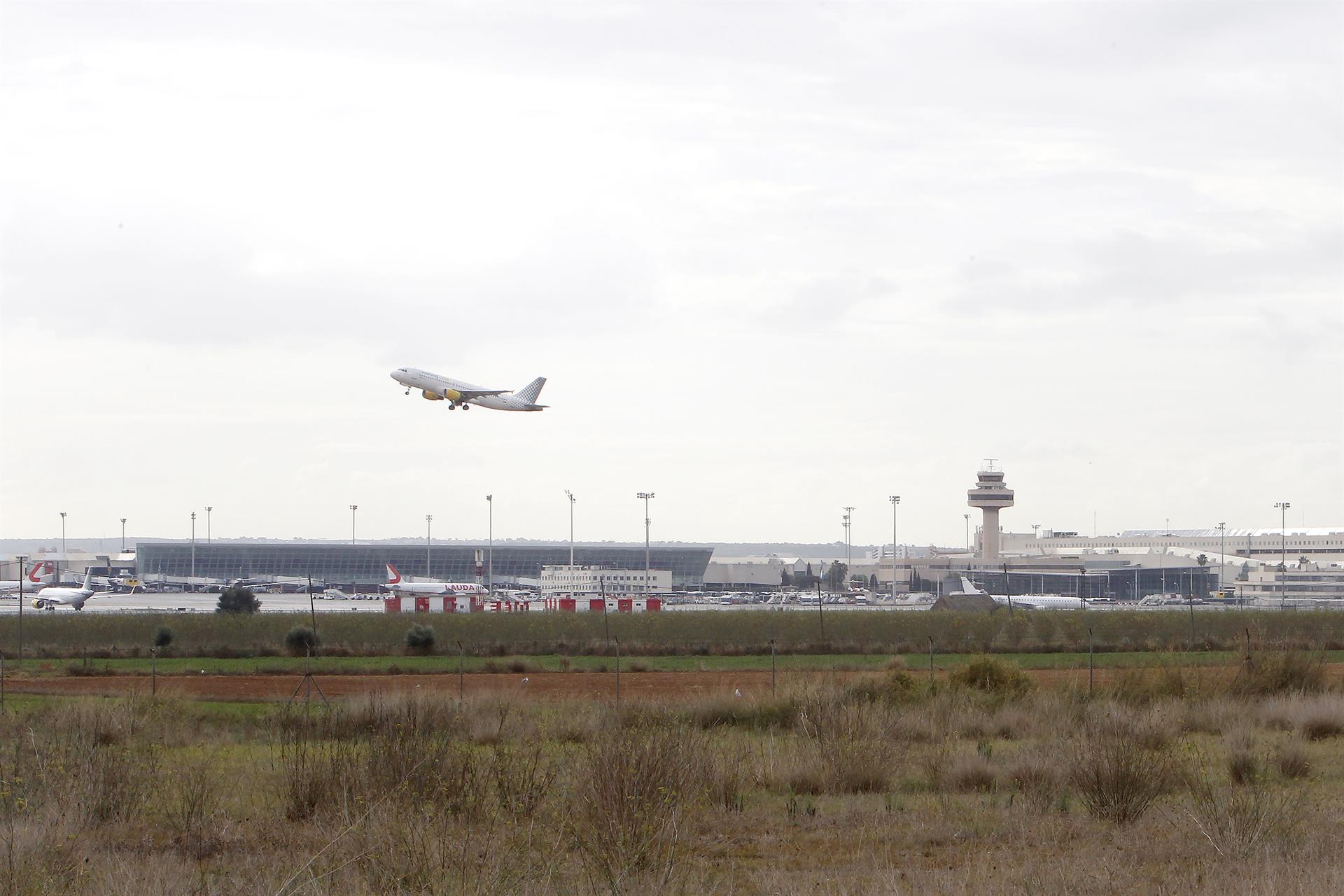 Un avión despega en el aeropuerto de Palma, a 8 de noviembre de 2021, en Palma de Mallorca, Mallorca, Islas Baleares (España). - Isaac Buj - Europa Press Un avión despega en el aeropuerto de Palma, a 8 de noviembre de 2021, en Palma de Mallorca, Mallorca, Islas Baleares (España). - Isaac Buj - Europa Press