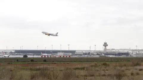Un avión despega en el aeropuerto de Palma, a 8 de noviembre de 2021, en Palma de Mallorca, Mallorca, Islas Baleares (España). - Isaac Buj - Europa Press Un avión despega en el aeropuerto de Palma, a 8 de noviembre de 2021, en Palma de Mallorca, Mallorca, Islas Baleares (España). - Isaac Buj - Europa Press