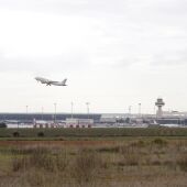  Un avión despega en el aeropuerto de Palma, a 8 de noviembre de 2021, en Palma de Mallorca, Mallorca, Islas Baleares (España). - Isaac Buj - Europa Press