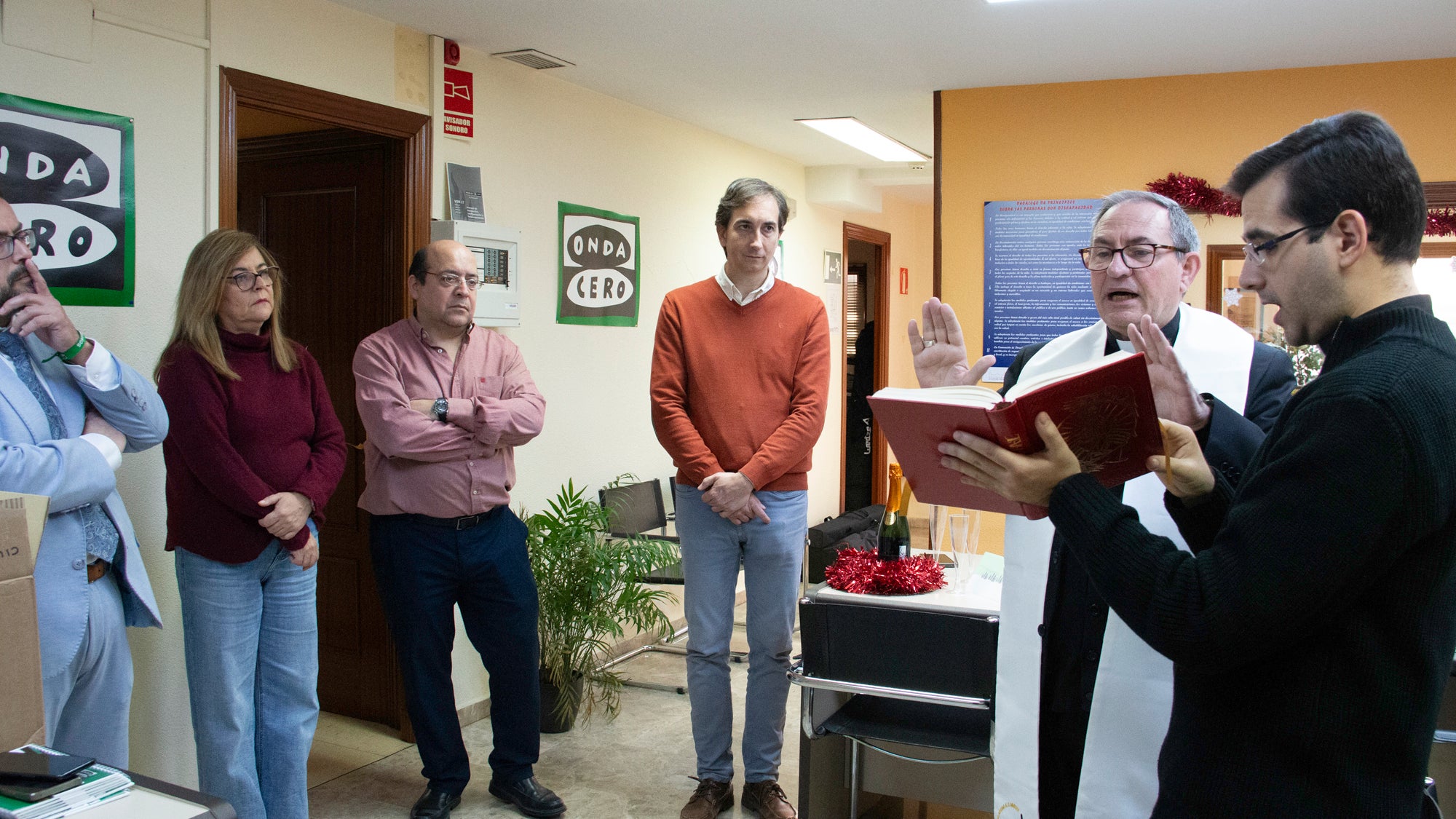 El obispo de Ciudad Real D. Abilio Martínez, bendice las instalaciones de Onda Cero Ciudad Real El obispo de Ciudad Real D. Abilio Martínez, bendice las instalaciones de Onda Cero Ciudad Real