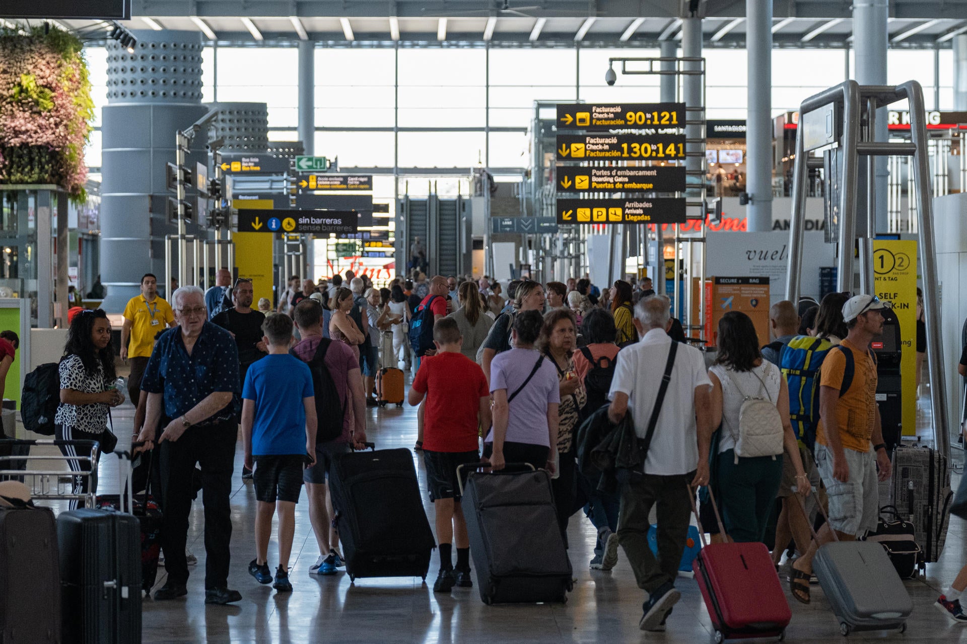 El aeropuerto Alicante-Elche ya está récord histórico anual de pasajeros: supera en once meses los 18,6 millones El aeropuerto Alicante-Elche ya está récord histórico anual de pasajeros: supera en once meses los 18,6 millones