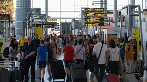 Pasajeros en el Aeropuerto Alicante-Elche 'Miguel Hernández'. Pasajeros en el Aeropuerto Alicante-Elche 'Miguel Hernández'.