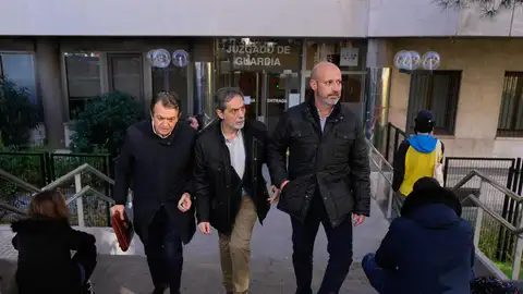 El director ejecutivo de la aerolínea Plus Ultra, Roberto Roselli (d), a la salida de los Juzgados de Plaza de Castilla después de quedar en libertad El director ejecutivo de la aerolínea Plus Ultra, Roberto Roselli (d), a la salida de los Juzgados de Plaza de Castilla después de quedar en libertad