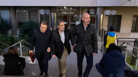 El director ejecutivo de la aerolínea Plus Ultra, Roberto Roselli (d), a la salida de los Juzgados de Plaza de Castilla después de quedar en libertad El director ejecutivo de la aerolínea Plus Ultra, Roberto Roselli (d), a la salida de los Juzgados de Plaza de Castilla después de quedar en libertad
