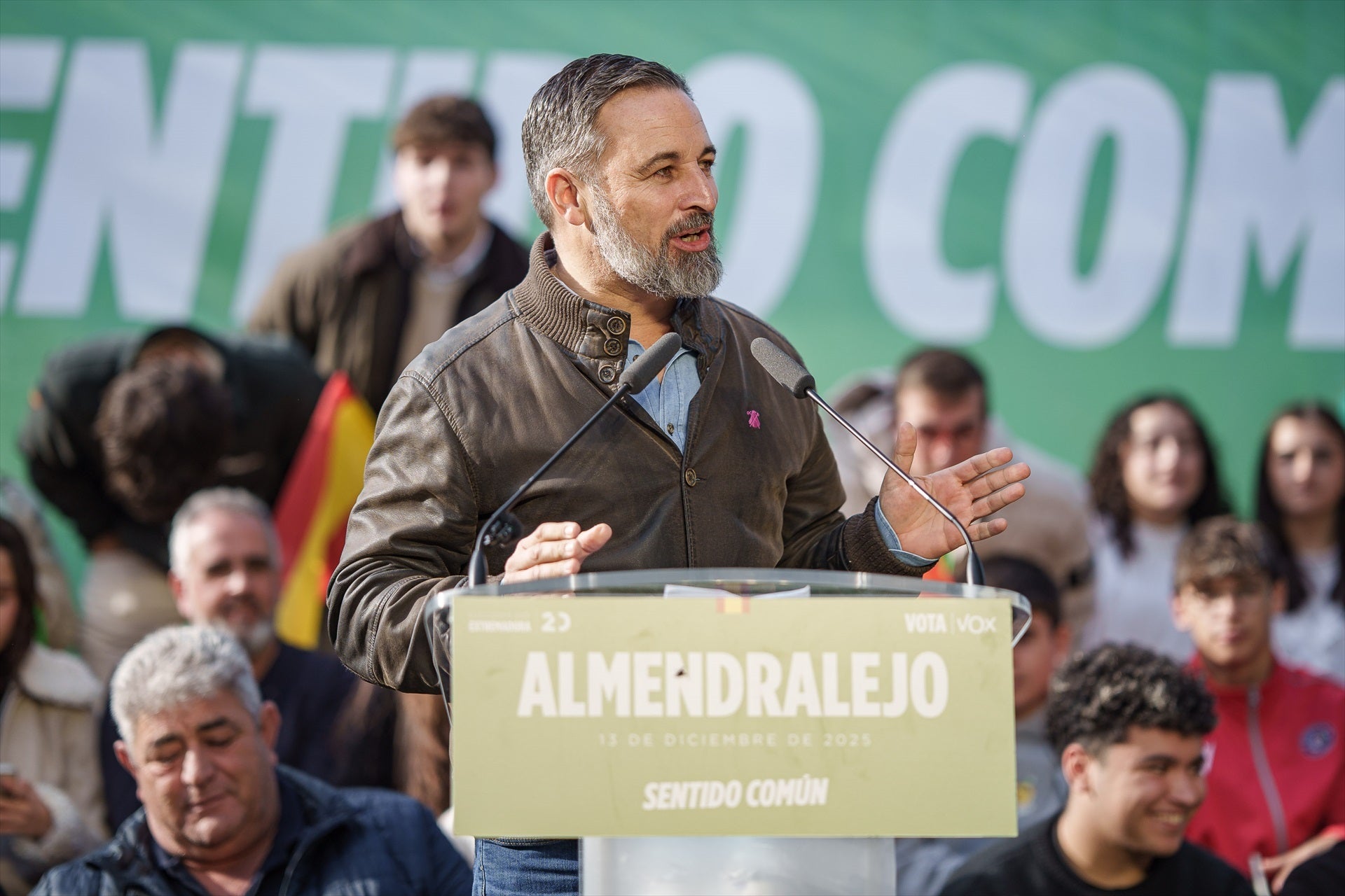 Abascal dice que el partido que defiende a las mujeres es Vox: "Machismo el de Koldo y Ábalos, no el nuestro" Abascal dice que el partido que defiende a las mujeres es Vox: "Machismo el de Koldo y Ábalos, no el nuestro"