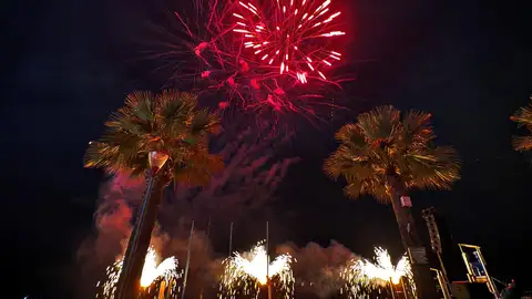 Imagen de archivo de un espectáculo piromusical en Santa Pola. Imagen de archivo de un espectáculo piromusical en Santa Pola.