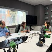 Mercedes Juan, tècnica de projectes de la Fundació, i Jose Lacomba, CEO de Lacomunicación, durant l'entrevista.