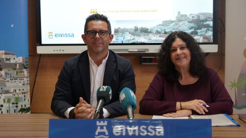 El alcalde de Ibiza, Rafa Triguero, y la concejala de Recursos Econ&oacute;micos Gema Mar&iacute;