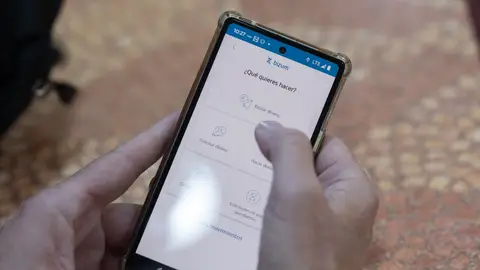Una persona envía un bizum Una persona envía un bizum