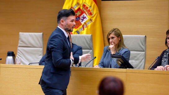 El diputado de ERC, Gabriel Rufián camina junto a y la exconsellera de Justicia e Interior Salomé Pradas