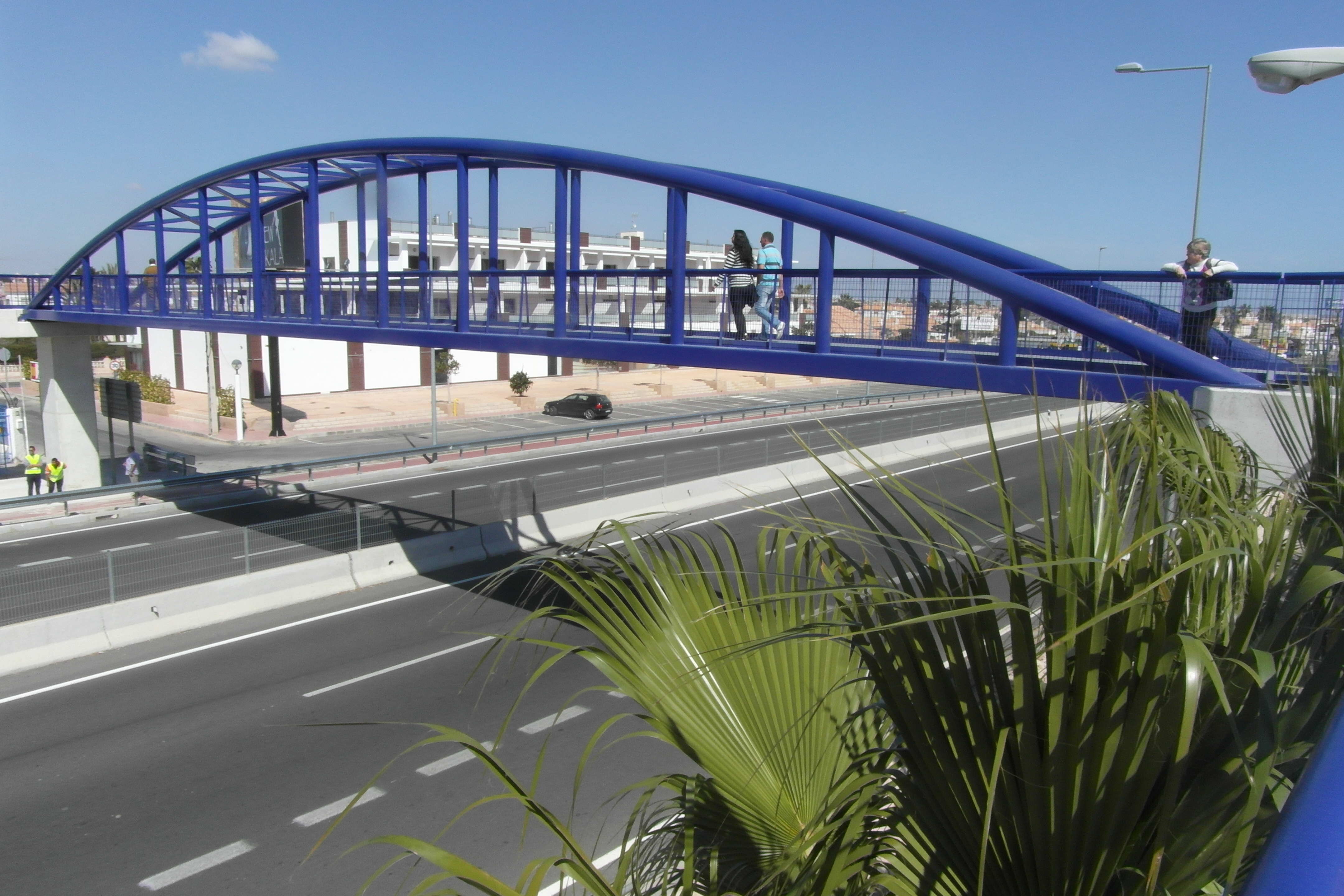 El cierre de las pasarelas peatonales en Orihuela Costa obliga al peatón a buscar alternativas para evitar el peligro de cruzar la calzada El cierre de las pasarelas peatonales en Orihuela Costa obliga al peatón a buscar alternativas para evitar el peligro de cruzar la calzada