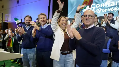 El presidente del Partido Popular, Alberto Núñez Feijóo (2i) y la presidenta de la Junta de Extremadura y candidata a la reelección, María Guardiola (2d) participan este sábado en un público de campaña electoral celebrado en la localidad cacereña de Navalmoral de la Mata. El presidente del Partido Popular, Alberto Núñez Feijóo (2i) y la presidenta de la Junta de Extremadura y candidata a la reelección, María Guardiola (2d) participan este sábado en un público de campaña electoral celebrado en la localidad cacereña de Navalmoral de la Mata. EFE/ Eduardo Palomo