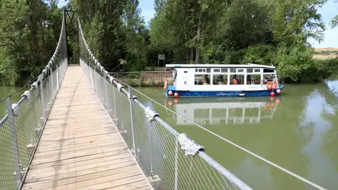 Palencia Turismo invita a navegar con el Grinch por el Canal de Castilla y descubrir la historia del Palacio Provincial .