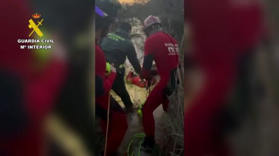 El v&iacute;deo del rescate de un hombre arrastrado por la riada en Murcia: consigui&oacute; aferrarse a un &aacute;rbol