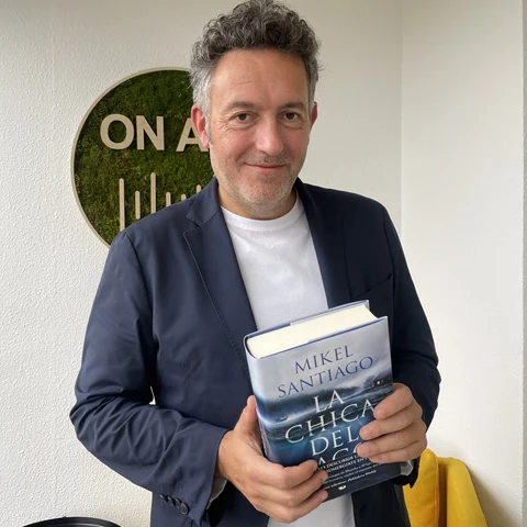 El escritor Mikel Santiago