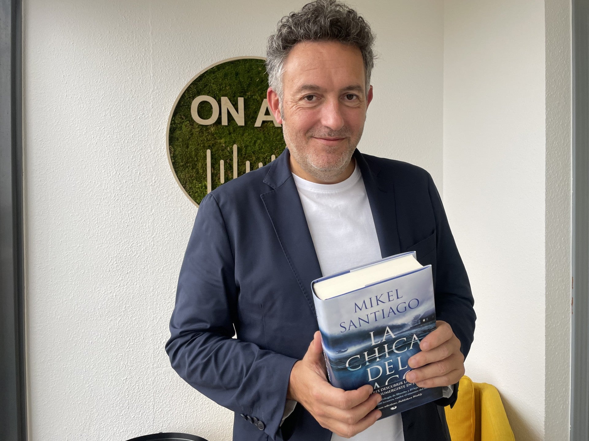 Mikel Santiago: "todas mis historias tienen algo de real, hay que ficcionarlas y vestirlas" Mikel Santiago: "todas mis historias tienen algo de real, hay que ficcionarlas y vestirlas"