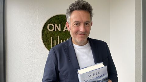 El escritor Mikel Santiago
