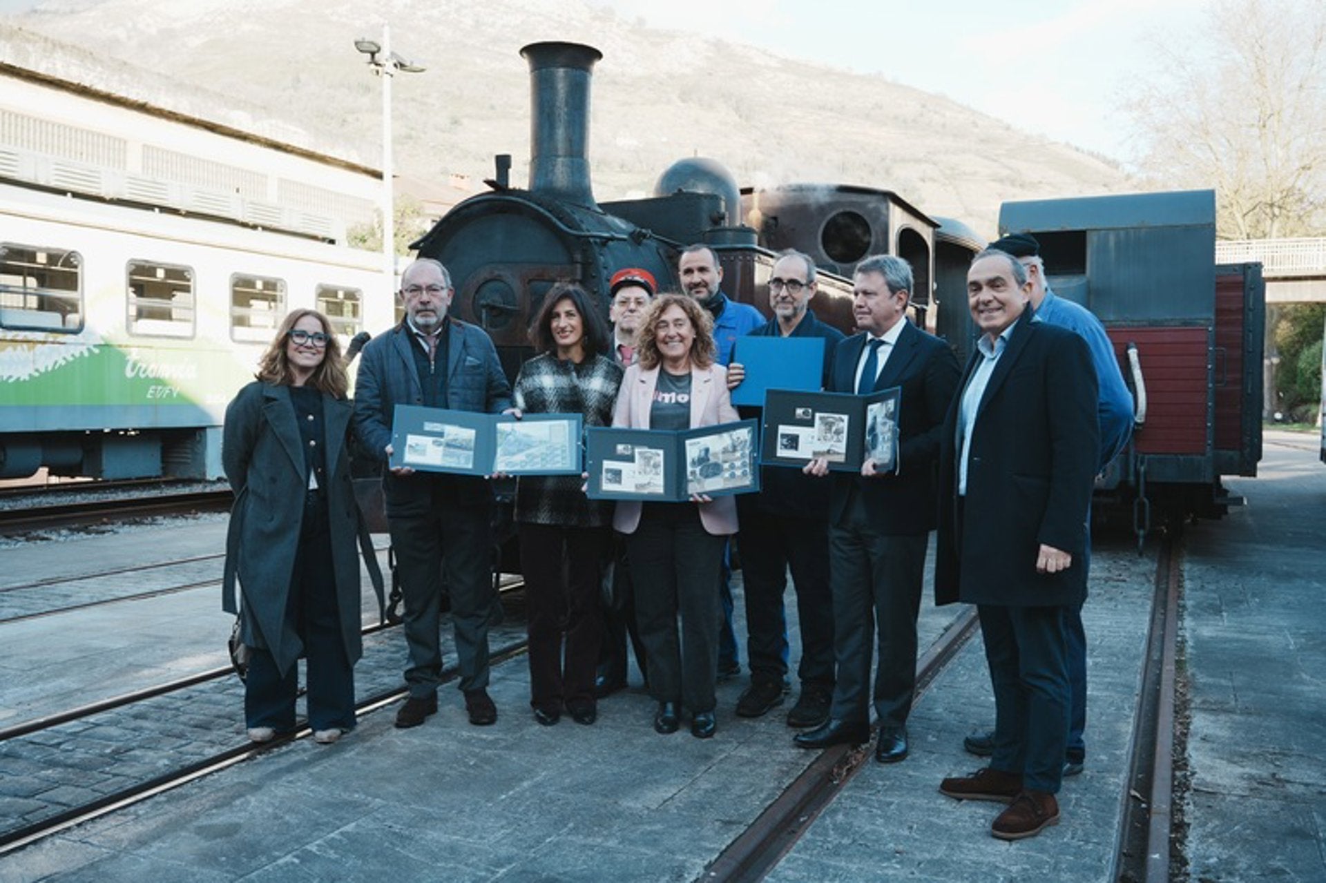 Dos sellos conmemorativos homenajean al tren de vapor y al oficio de fogonero Dos sellos conmemorativos homenajean al tren de vapor y al oficio de fogonero