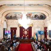 El Pleno del Ayuntamiento ha aprobado inicialmente el presupuesto municipal para 2026 que vuelve a superar los 1.200 millones de euros y prioriza la vivienda y los barrios El Pleno del Ayuntamiento ha aprobado inicialmente el presupuesto municipal para 2026 que vuelve a superar los 1.200 millones de euros y prioriza la vivienda y los barrios