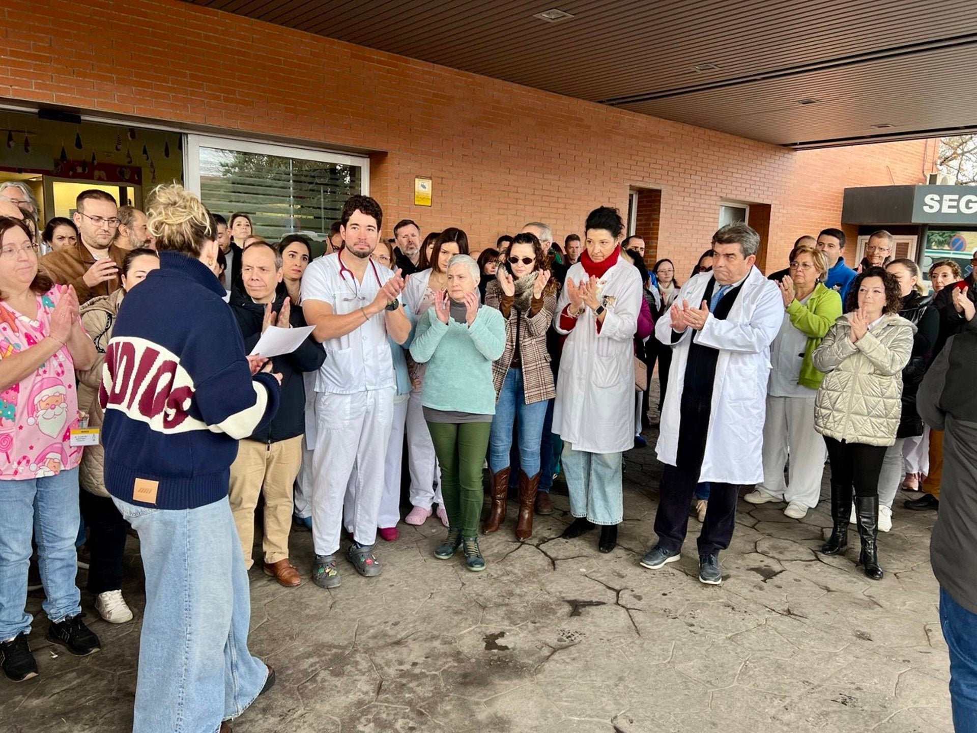 El personal sanitario del hospital de Puertollano expresa su repulsa por la paliza a una médica de Urgencias El personal sanitario del hospital de Puertollano expresa su repulsa por la paliza a una médica de Urgencias