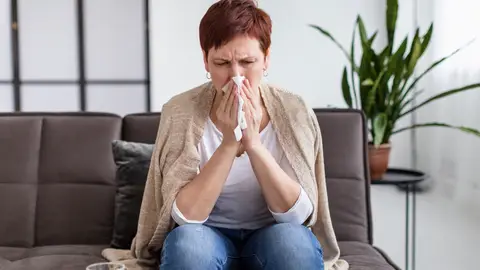 Imagen de archivo de una persona con gripe Imagen de archivo de una persona con gripe