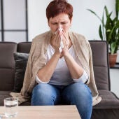 Imagen de archivo de una persona con gripe 