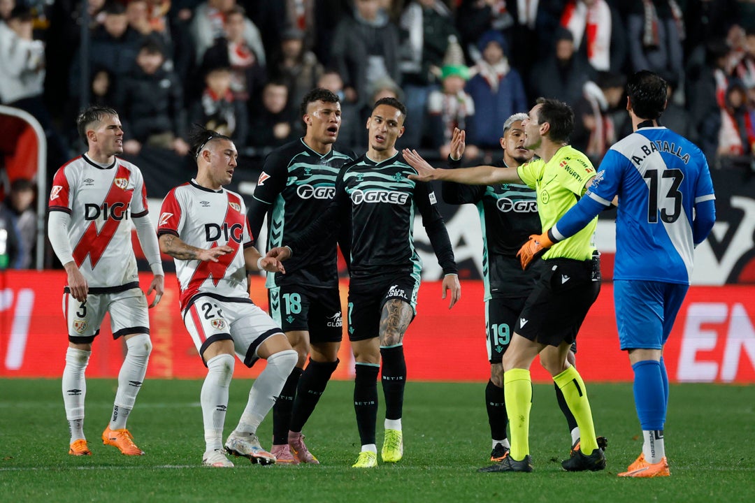 La valentía del Rayo no puede con el muro del Betis La valentía del Rayo no puede con el muro del Betis