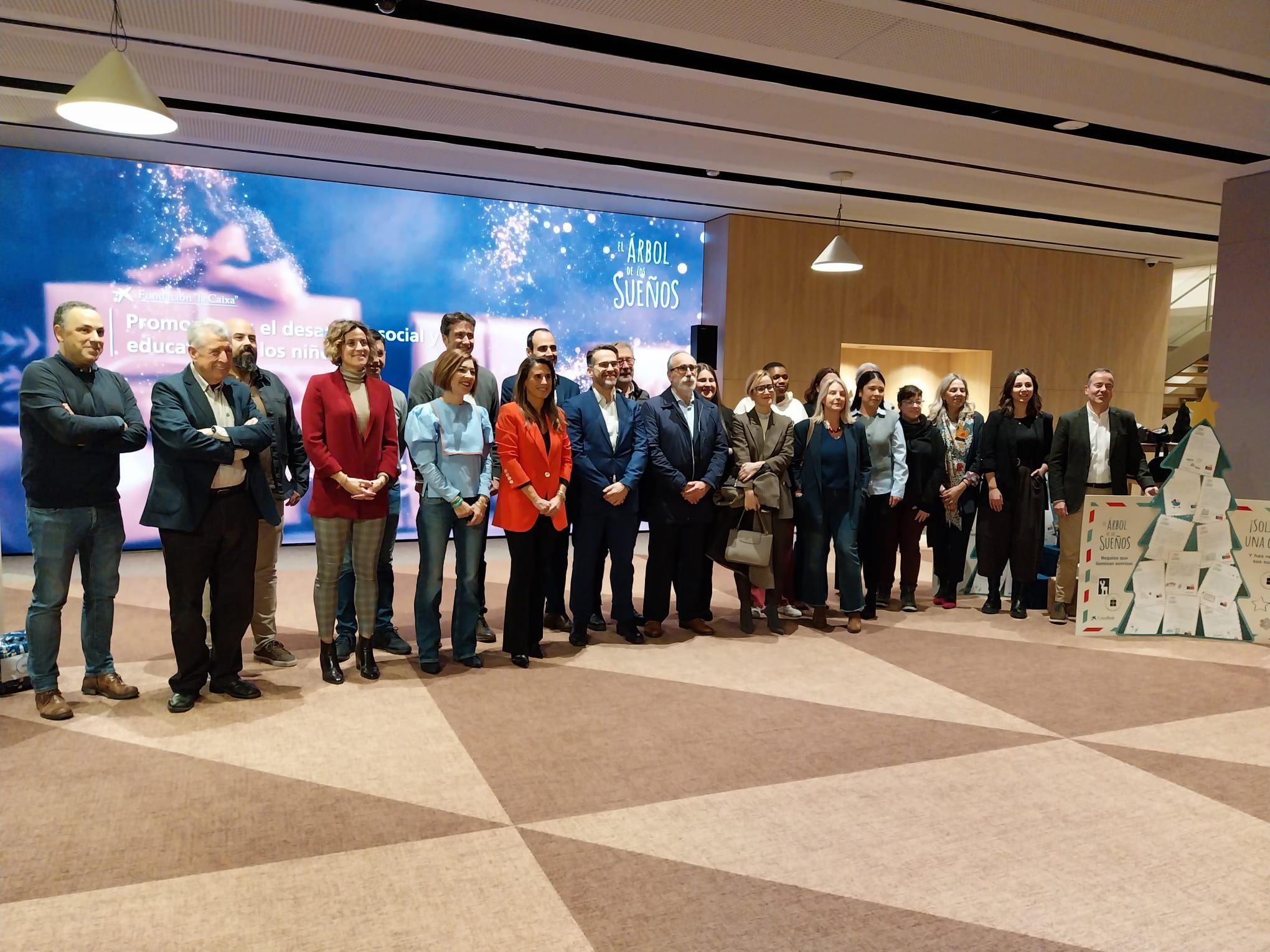 "El árbol de los sueños" de Caixabank lleva regalos a 540 niños y 60 mayores "El árbol de los sueños" de Caixabank lleva regalos a 540 niños y 60 mayores