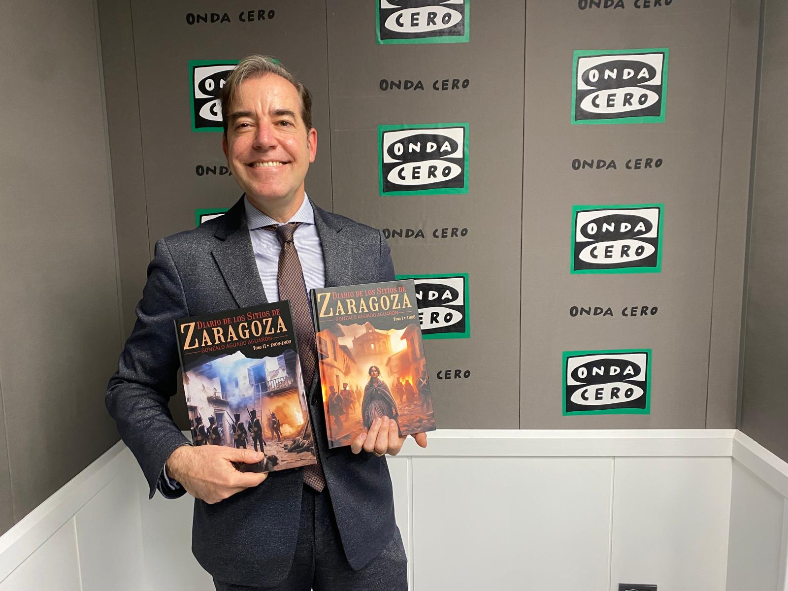 Gonzalo Aguado con los dos volúmenes de su Diario de Los Sitios Gonzalo Aguado con los dos volúmenes de su Diario de Los Sitios