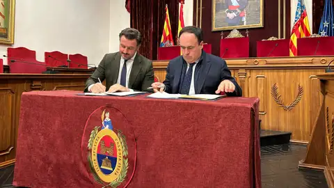 El alcalde de Elche y el presidente de la Generalitat Valenciana firmando el convenio del tranvía. El alcalde de Elche y el presidente de la Generalitat Valenciana firmando el convenio del tranvía.