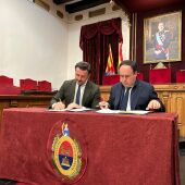 El alcalde de Elche y el presidente de la Generalitat Valenciana firmando el convenio del tranvía.