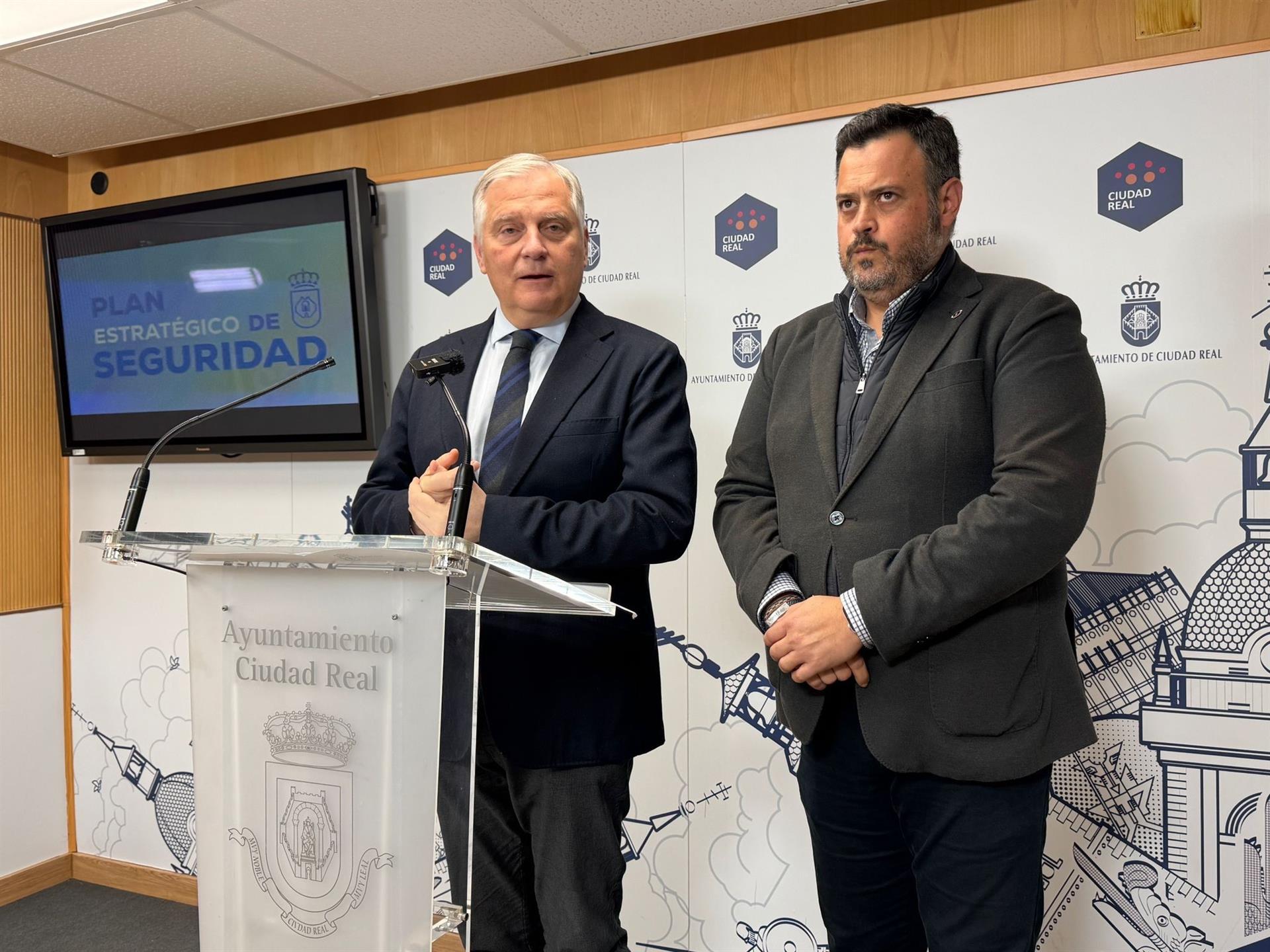 Ciudad Real aumentará la plantilla de la Policía Local e instalará cámaras para revertir la "sensación de inseguridad" Ciudad Real aumentará la plantilla de la Policía Local e instalará cámaras para revertir la "sensación de inseguridad"